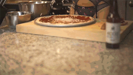 Kaip kiekviena moteris turėtų gaminti picą [GIF]