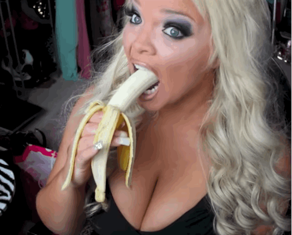 Merginos ir jų bananai [GIF]
