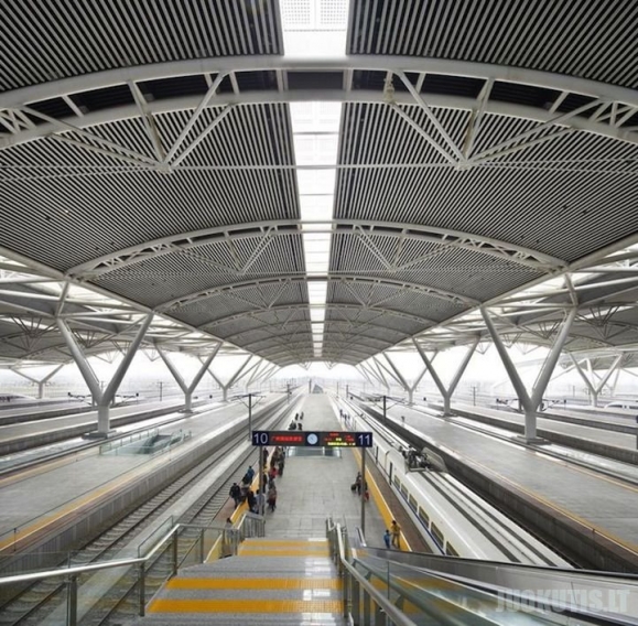 Nauja šiuolaikiška geležinkelio stotis Kinijoje