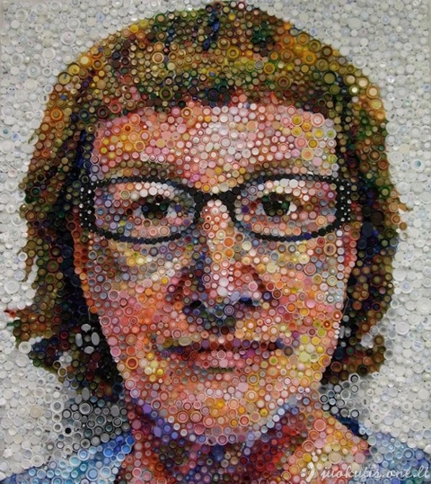 Autoportretas iš plastikinių kamštelių