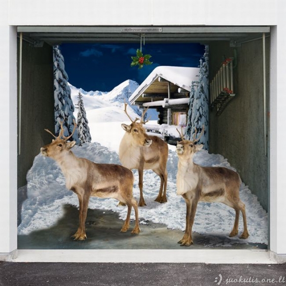 Kieti kalėdiniai lipdukai ant garažo vartų