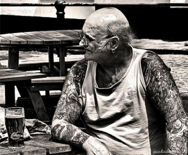 Senukai, jaunystėje mėgę tatuiruotes