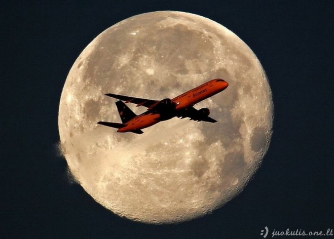 Lėktuvai mėnulio fone