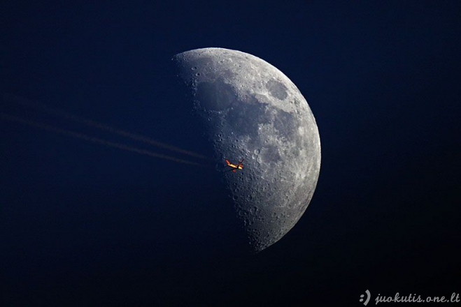Lėktuvai mėnulio fone