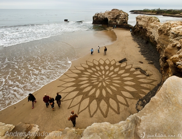 Nauji Andres Amador gigantiški piešiniai ant smėlio