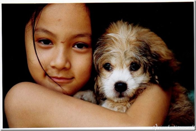 Mergaitė ir jos šuo po 10 metų 