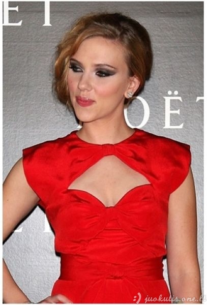 Kas nutiko Scarlett Johansson krūtinei