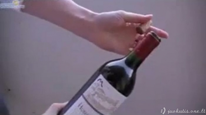 Kaip atidaryti vyno butelį be kamščiatraukio