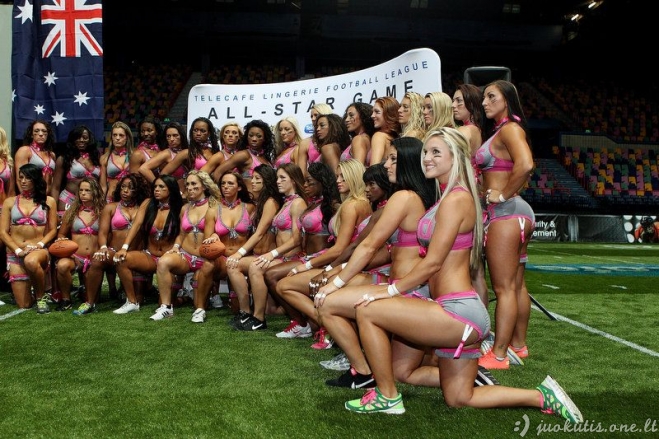 Merginos iš Amerikietiško futbolo lygos Lingerie Football League