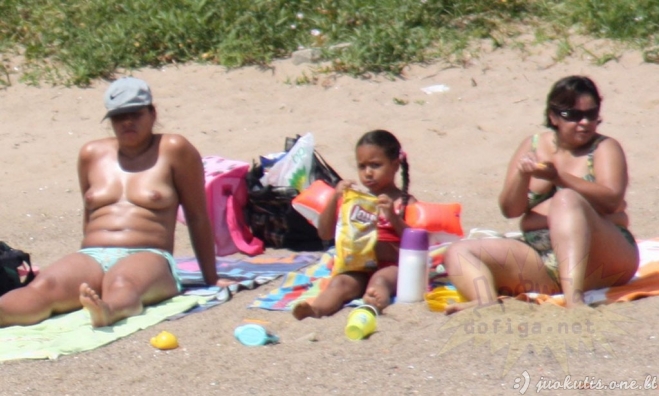 Merginos Ispanijos pliažuose