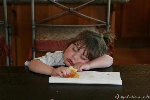 Vaikai užmigo valgydami