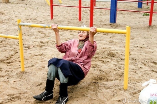 Super močiutė kasdien sportuoja lauke