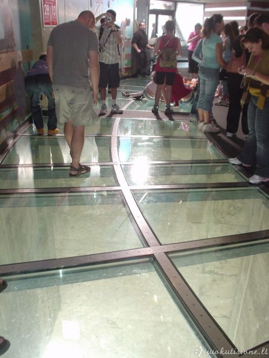 Bauginančios grindys iš stiklo