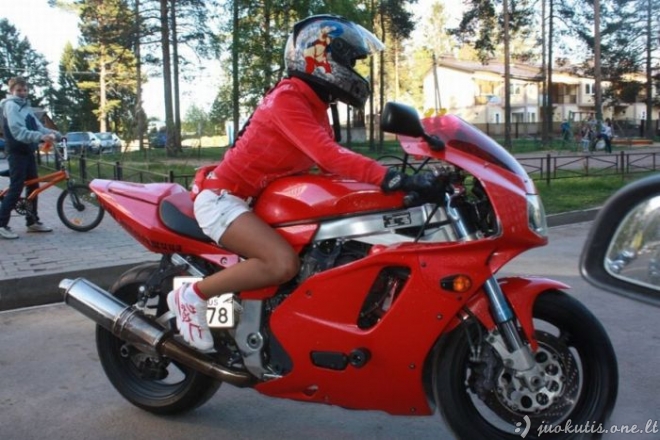 Motociklus mėgstanti mergina Ema