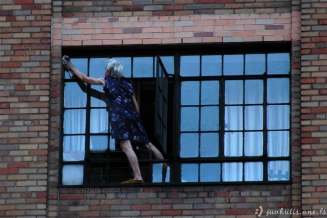 Ekstremali močiutė už langų švarumą