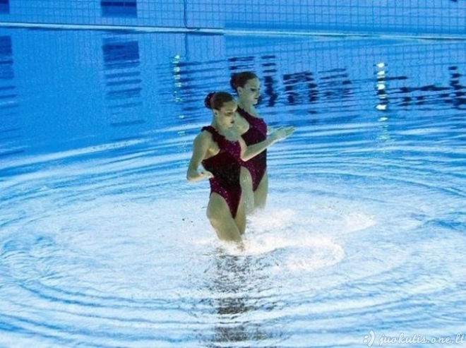 Kaip sinchroninis plaukimas atrodo po vandeniu