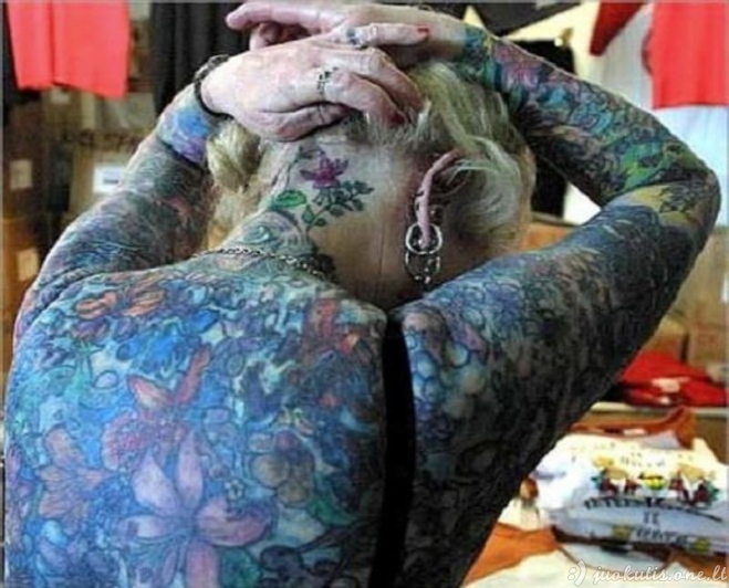 Labai tatuiruota močiutė