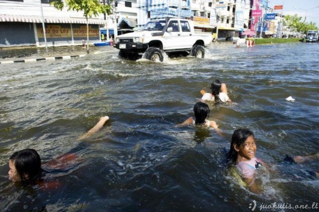Žmonės linksminasi per potvynį