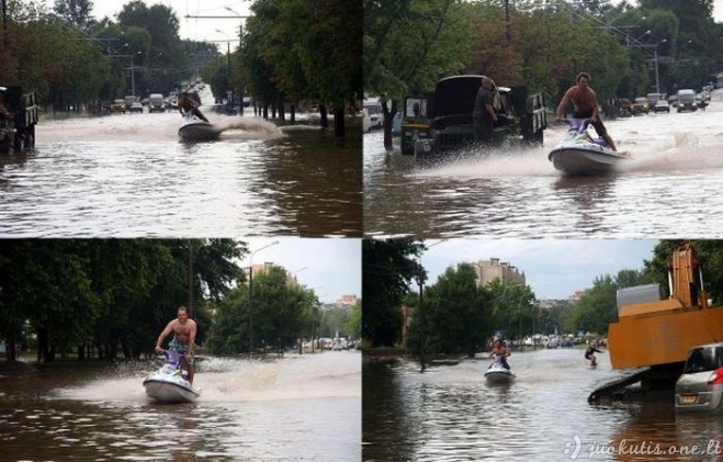 Žmonės linksminasi per potvynį