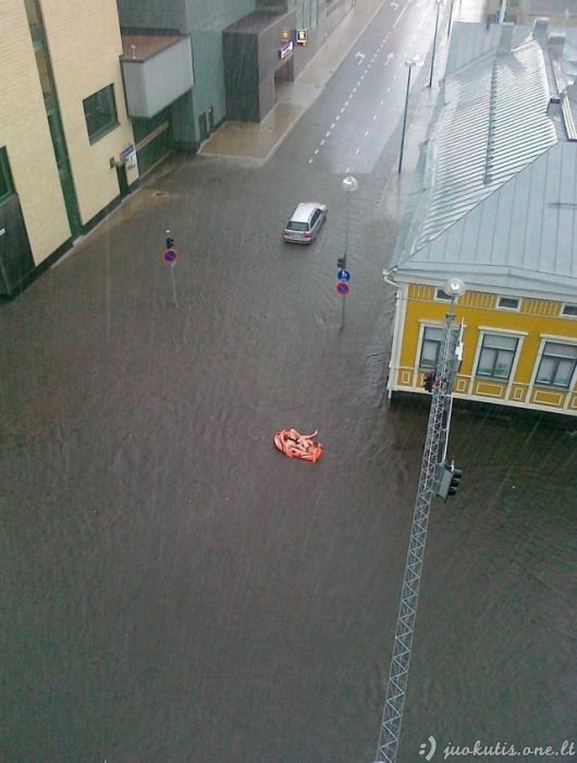 Žmonės linksminasi per potvynį