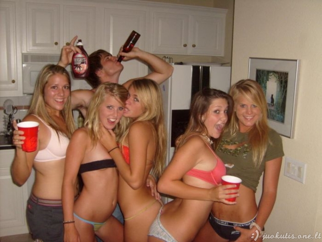 Merginos labai mėgsta vakarėlius
