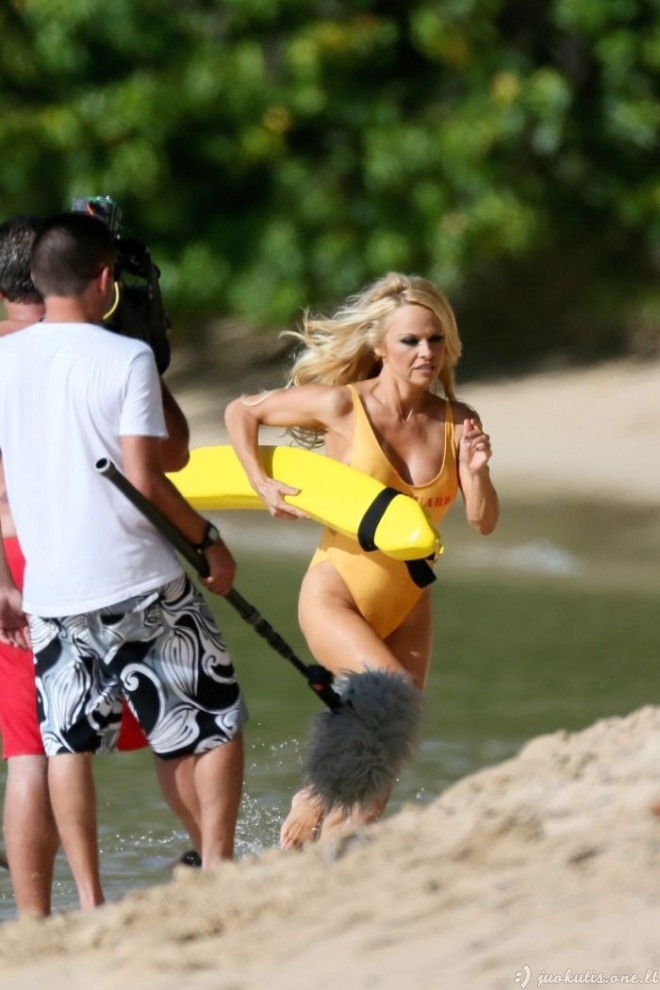 Pamela Anderson su gelbėtojos kostiumėliu