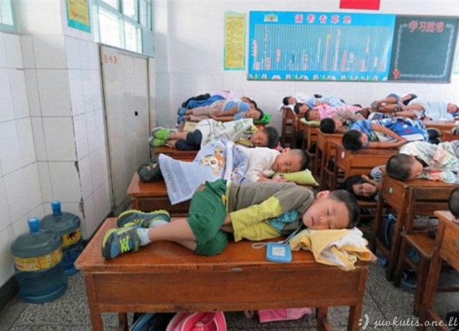 Kinų vaikai miega mokykloke