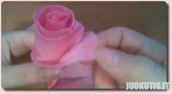 Pamokėlė kaip pasigaminti rožę iš servetėlės