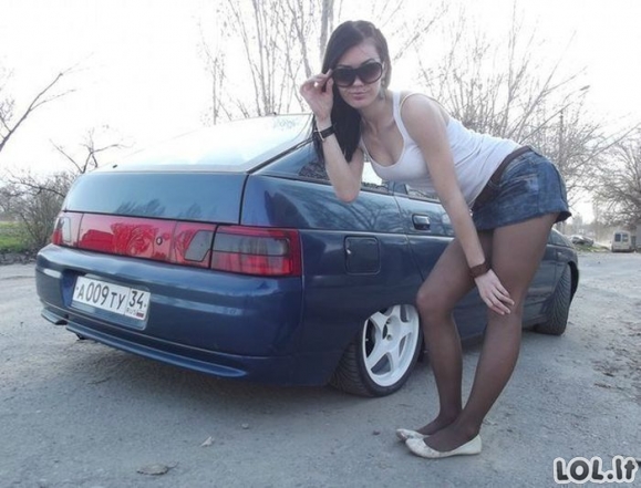 Rusų merginos prie rusiškų mašinų