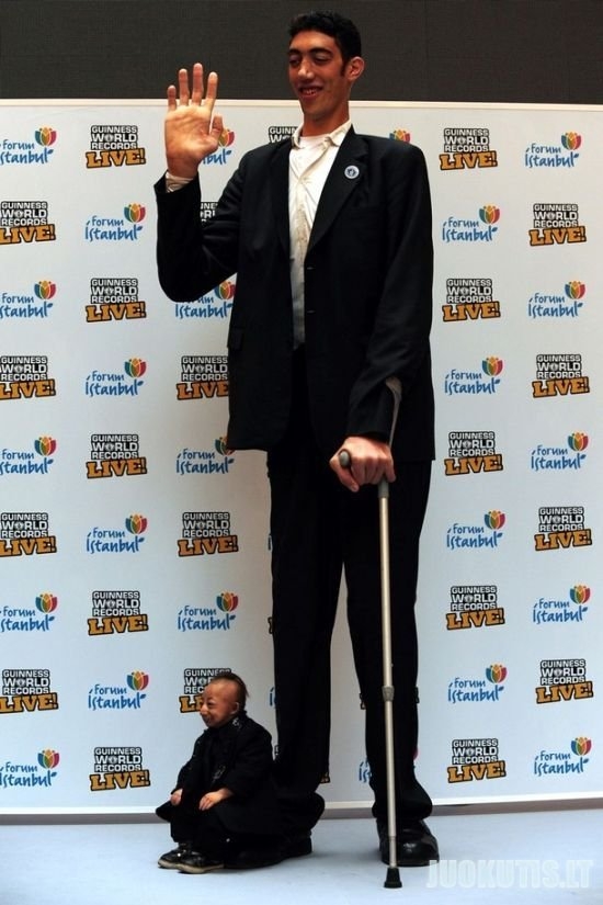 Susitiko mažiausias ir aukščiausias pasaulio žmogus :)