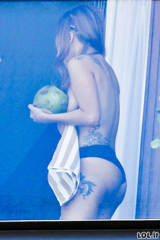 Lady Gaga parodė apnuogintą krūtinę