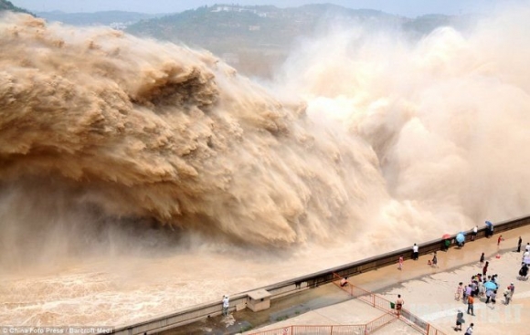 Kinai valo upę sprogimais
