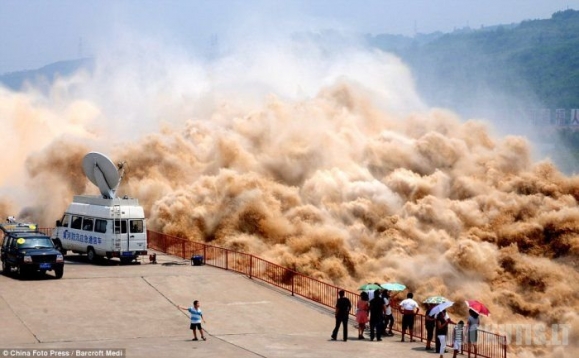 Kinai valo upę sprogimais