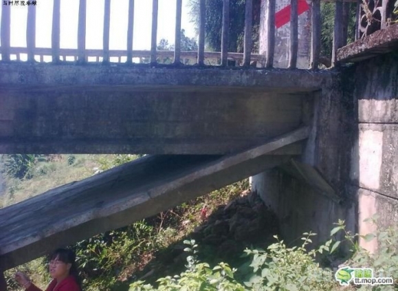 Kiniečiai išbando naują būdą kaip pastatyti tiltą