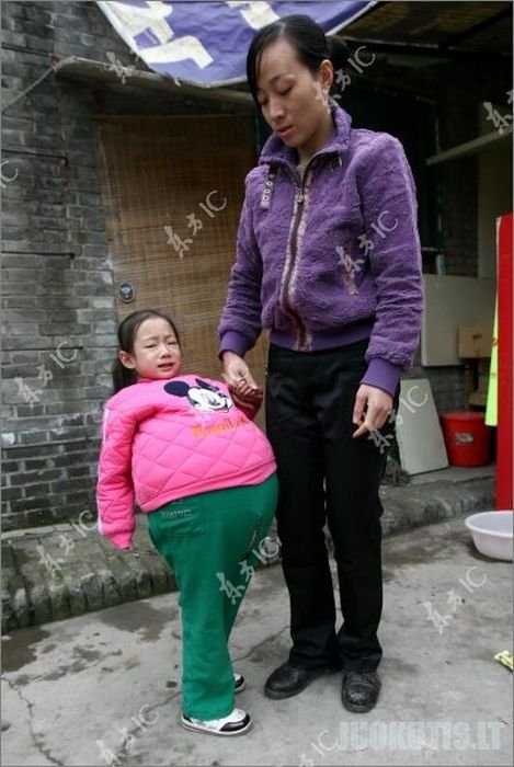 Mergaitė su dideliu pilvu