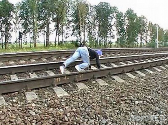 Gulėti tarp bėgių kai važiuoja traukinys - tai drąsu ar kvaila? (11 nuotraukų)