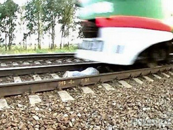 Gulėti tarp bėgių kai važiuoja traukinys - tai drąsu ar kvaila? (11 nuotraukų)