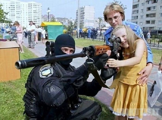 Ir visi sako, kad merginoms nepatinka ginklai.. (17 nuotraukų)