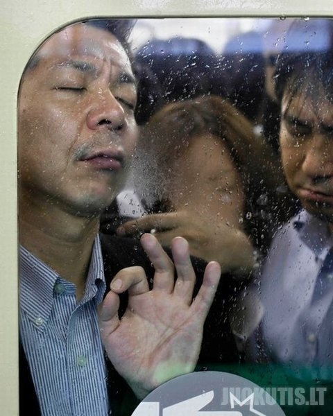 Tokijo metro piko valandos metu (10 nuotraukų)