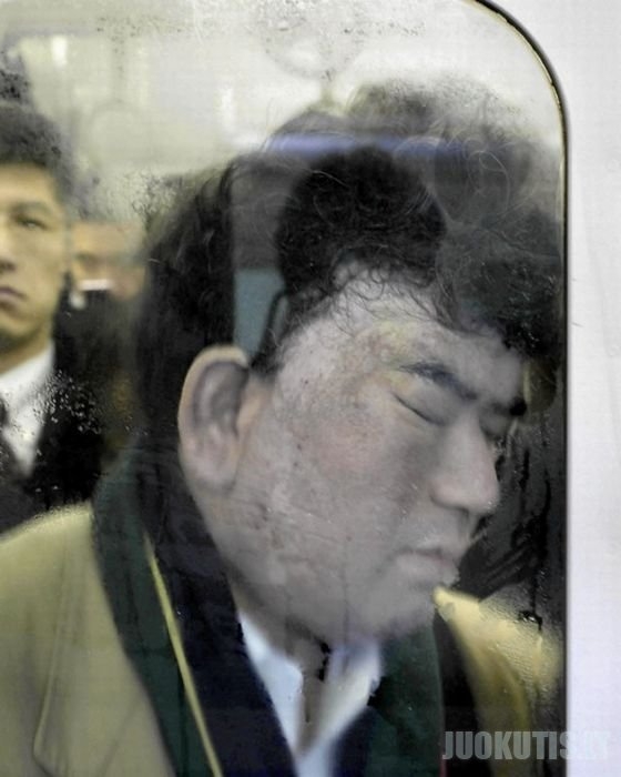 Tokijo metro piko valandos metu (10 nuotraukų)