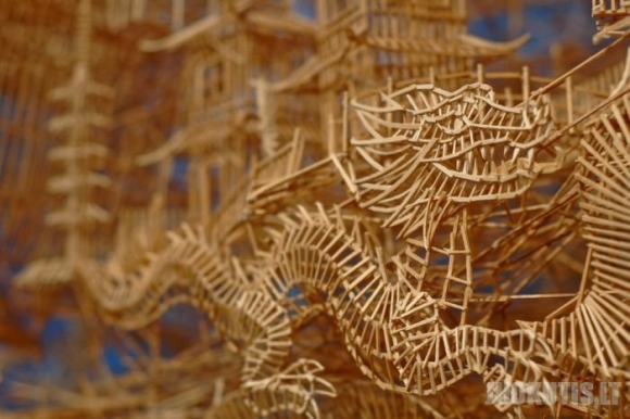 Stebuklinga skulptūra iš 100.000 dantų pagaliukų