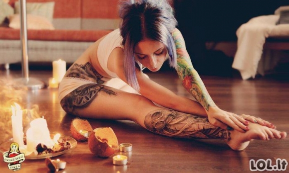 Seksualios tatuiruotos merginos