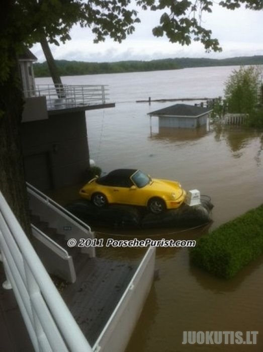 Savo mėgstamos Porsche gelbėjimas nuo potvynio