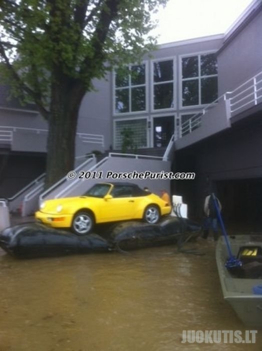 Savo mėgstamos Porsche gelbėjimas nuo potvynio