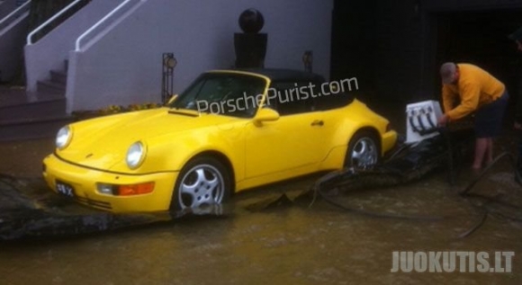 Savo mėgstamos Porsche gelbėjimas nuo potvynio