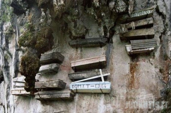 Kapinės ant Filipinų Sagados uolos