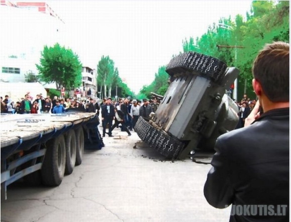 Kirgizijoje minint pergalės dieną apsivertė tankas