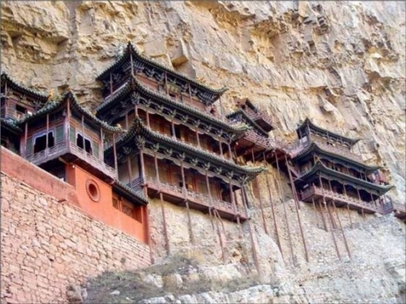 Kinietiški namai uolose