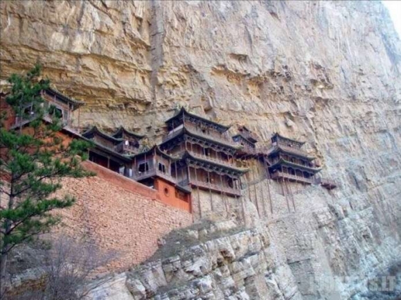 Kinietiški namai uolose