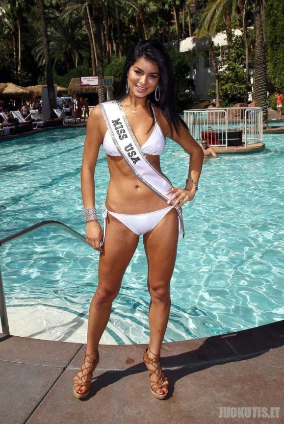 Miss JAV 2010 Rima Fakih, draugių su bikiniais aplinkoje